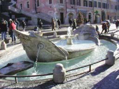 スペイン広場の前にあるベルニーニの作った舟形の噴水
