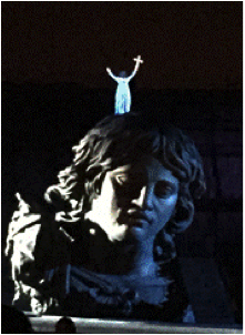 フィナーレのトスカ。サンタンジェロ像の上に上り十字架をかかげて幕。